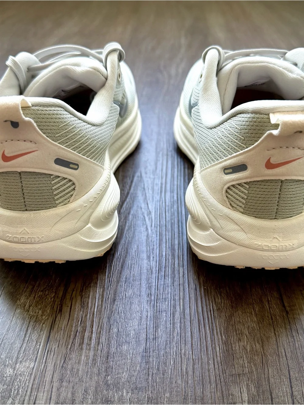 NEW Nike Vomero 18 Light Bone Metallic Silver HM6804-012 Women’s Size 8.5